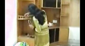 شاهد هذا الفيديو الجنسي الهندي الذي يعرض (ميرا) ، (ديزي بابهي 27 دقيقة 20 ثانية