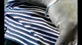 Большие сиськи и задница зрелой индийской тетушки привлекают некоторое внимание в этом видео для взрослых 2 минута 40 сек