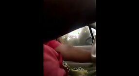 جنسی بیرونی جنسی کے ساتھ دھوکہ دہی کی بیوی Mallu میں ایک گاڑی 1 کم از کم 20 سیکنڈ