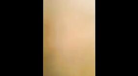ஒரு காரில் ஏமாற்றும் மனைவி மல்லுவுடன் சிற்றின்ப வெளிப்புற செக்ஸ் 3 நிமிடம் 20 நொடி