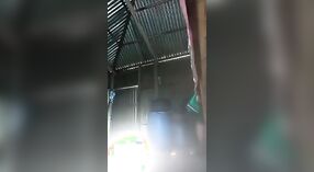 Ibu rumah tangga Bangladesh telanjang menyenangkan dirinya sendiri dengan mainan seks XXX 0 min 30 sec