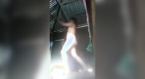 Ibu rumah tangga Bangladesh telanjang menyenangkan dirinya sendiri dengan mainan seks XXX 0 min 40 sec