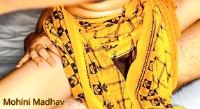Indio desi chico disfruta de hardcore pussyfucking con una chica peluda y húmeda en sari amarillo 7 mín. 00 sec
