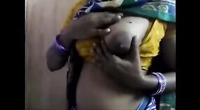 Indiase Tante Anita ' S Grote borsten en Desi seks in een heet Video 1 min 00 sec