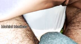 భారతీయ పనిమనిషి తన సంపన్న మాస్టర్‌తో రోజు మధ్యలో కొంటెను పొందుతాడు 1 మిన్ 10 సెకను