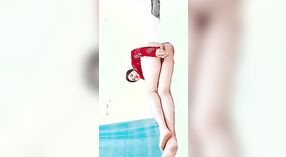 Desi wideo features a seksowny Pakistani mama za pomocą a dildo na sama 1 / min 30 sec