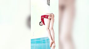 Desi-Video zeigt eine sexy pakistanische Mama, die einen Dildo an sich selbst benutzt 2 min 00 s
