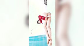 Desi-Video zeigt eine sexy pakistanische Mama, die einen Dildo an sich selbst benutzt 2 min 40 s