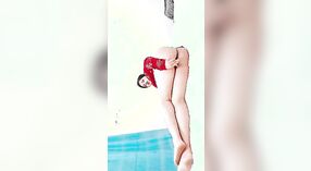 Desi-Video zeigt eine sexy pakistanische Mama, die einen Dildo an sich selbst benutzt 2 min 50 s
