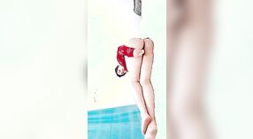 Desi wideo features a seksowny Pakistani mama za pomocą a dildo na sama 3 / min 00 sec