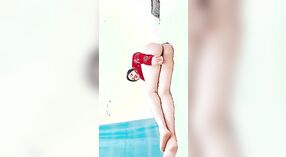Desi-Video zeigt eine sexy pakistanische Mama, die einen Dildo an sich selbst benutzt 3 min 10 s