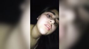 Desi XXX Video zeigt ein junges Mädchen, das einen intensiven Blowjob gibt 1 min 00 s