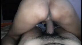 La esposa de Desi disfruta del sexo oral y de montar la polla de Gonzo en este video caliente 11 mín. 00 sec