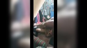 Gadis Desi nyoba posisi misionaris karo pacar Bangladesh ing video cam sing didhelikake iki 2 min 40 sec