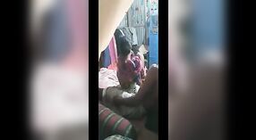 Desi menina tenta sair posição de missionário com seu Bangladeshi namorado neste Oculto Cam Vídeo 3 minuto 40 SEC