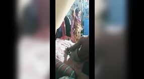 Gadis Desi nyoba posisi misionaris karo pacar Bangladesh ing video cam sing didhelikake iki 4 min 20 sec