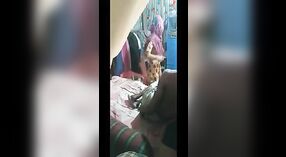 Gadis Desi nyoba posisi misionaris karo pacar Bangladesh ing video cam sing didhelikake iki 4 min 40 sec