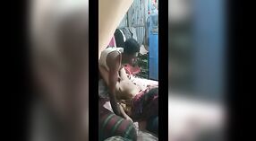 Desi girl prueba la posición misionera con su novio bangladesí en este video de cámara oculta 0 mín. 40 sec