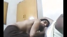 Tante indienne mature se fait remplir de sexe oral dans des vidéos porno 5 minute 00 sec
