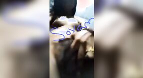 Indiana dona de casa com peitos pequenos tiras e mostra seu corpo em MMS selfie vídeo 2 minuto 00 SEC