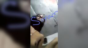 Hint ev hanımı ile küçük göğüsler şeritler ve gösterileri kapalı ona vücut içinde MMS selfie video 2 dakika 10 saniyelik