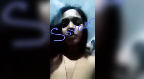 Indiase Huisvrouw met kleine borsten strips en pronkt met haar lichaam in mms selfie video 3 min 00 sec
