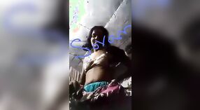 Indische Hausfrau mit kleinen Brüsten zieht sich aus und zeigt ihren Körper in einem MMS-Selfie-Video 0 min 0 s