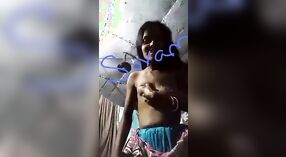 印度家庭主妇带有小胸部条，并在MMS自拍视频中炫耀她的身体 0 敏 30 sec