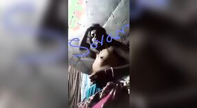 Indiase Huisvrouw met kleine borsten strips en pronkt met haar lichaam in mms selfie video 0 min 40 sec