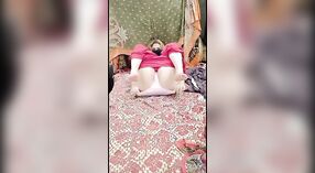 Desi beauty Sobia memamerkan pantat besarnya dalam video selfie 3 min 00 sec