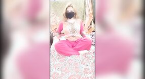 Desi beauty Sobia memamerkan pantat besarnya dalam video selfie 0 min 40 sec