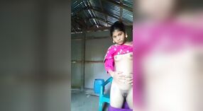 Una mujer india bangladesí casada hace alarde de su agujero rosado en un video humeante 1 mín. 20 sec