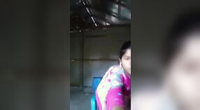 Una mujer india bangladesí casada hace alarde de su agujero rosado en un video humeante 1 mín. 30 sec