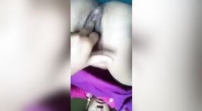 Una mujer india bangladesí casada hace alarde de su agujero rosado en un video humeante 1 mín. 50 sec