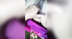 Una mujer india bangladesí casada hace alarde de su agujero rosado en un video humeante 2 mín. 00 sec