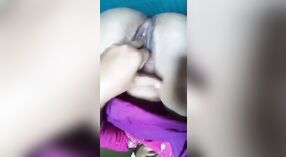 Una mujer india bangladesí casada hace alarde de su agujero rosado en un video humeante 2 mín. 30 sec