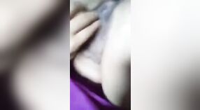 Una mujer india bangladesí casada hace alarde de su agujero rosado en un video humeante 3 mín. 00 sec