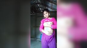 Una mujer india bangladesí casada hace alarde de su agujero rosado en un video humeante 0 mín. 0 sec