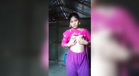 Una mujer india bangladesí casada hace alarde de su agujero rosado en un video humeante 0 mín. 30 sec