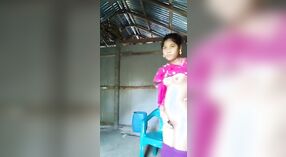 Una mujer india bangladesí casada hace alarde de su agujero rosado en un video humeante 1 mín. 10 sec