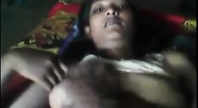 Indyjski kolegium dziewczyna dostaje niegrzeczny z jej palce i widać od jej nagi ciało 4 / min 00 sec