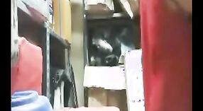 Rijpere Indiase baas gets ondeugend met zijn senior employee in de warehouse 0 min 0 sec