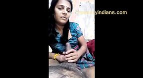Домашнее индийское секс-видео с участием пожилой бхабхи и ее любовников-качков 0 минута 0 сек