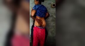 મોટા ગધેડા દેશી ભારતીય છોકરી એક ગંદા રૂમમાં તેના પ્રેમી દ્વારા કૂતરાની શૈલીમાં વધારો કરે છે 0 મીન 0 સેકન્ડ