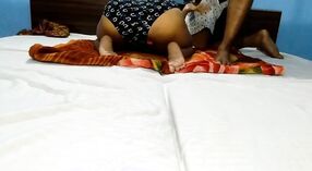 Индийская тетя и ее племянник устроили дикий секс втроем в гостиничном номере 2 минута 20 сек