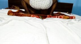 Индийская тетя и ее племянник устроили дикий секс втроем в гостиничном номере 6 минута 20 сек