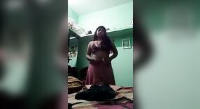 Desi Bhabhi zieht sich aus und macht nackt-selfies im MMC-film 0 min 0 s