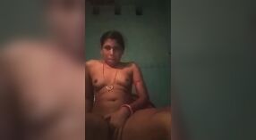 Esposa india se pone traviesa en el pueblo con digitación y sexo 3 mín. 40 sec