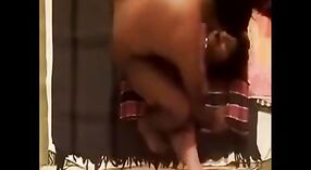 Bhabhi indiano faz sexo violento neste vídeo pornográfico desi com gemidos e lambidas de ratas 6 minuto 50 SEC