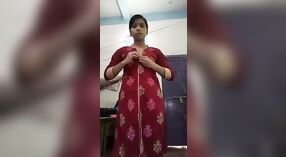 Nastolatków amator kamera internetowa pokaz z busty Desi dziecko w striptease dla wolny 0 / min 0 sec